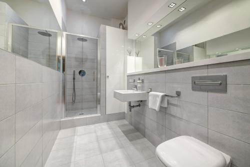 La salle de bains est pourvue d'une douche, de toilettes et d'un lavabo. dans l'établissement DR Apartments - Frank, à Sopot