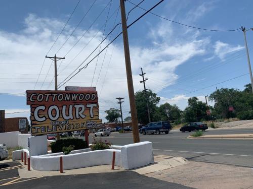 a sign for a cottonwood county courthouse on a street at Cottonwood Court Motel in Santa Fe
