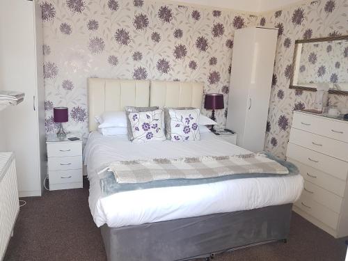 A bed or beds in a room at Swandale Guest House 