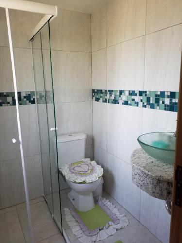 a bathroom with a toilet and a sink at Flor de Canela in São Roque