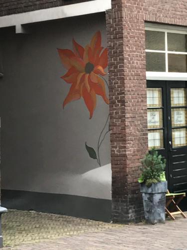 a painting of a flower on a garage door at Blom aan de Gracht in Dordrecht