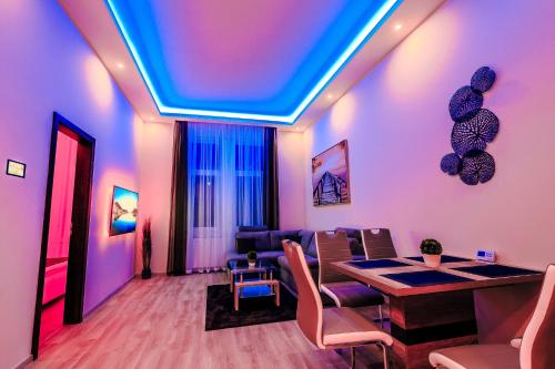 - un salon avec une table et un canapé dans l'établissement Luxury Smart Apartments, à Szeged