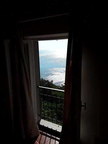 a room with a window with a view of the ocean at loft sul mare Sirolo in Sirolo