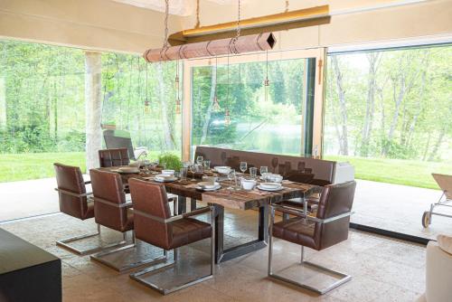 a dining room with a table and chairs at Ferienhaus am See mit Sauna und Whirlpool in Wienerbruck