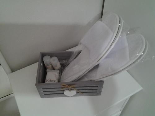 a table with a box with a plate on it at Appartamento Galeotti 18 in Gubbio