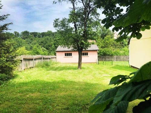 a small house in a field with a tree at Gasthof Speneder in Altpölla