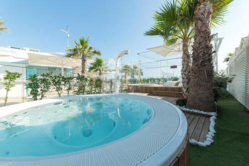 Bazén v ubytování Hotel Liane Riccione nebo v jeho okolí