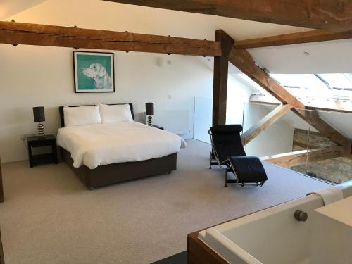 - une chambre avec un lit, un bureau et une chaise dans l'établissement Royal William Yard Apartment, à Plymouth