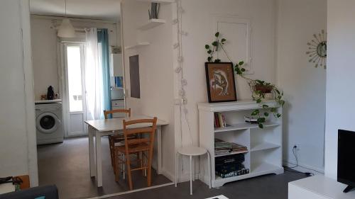 - un salon avec une table et une salle à manger dans l'établissement Le Love Appartement, à Sète