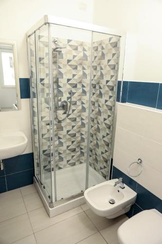アルゲーロにあるThe Smeraldのバスルーム(シャワー、トイレ、シンク付)