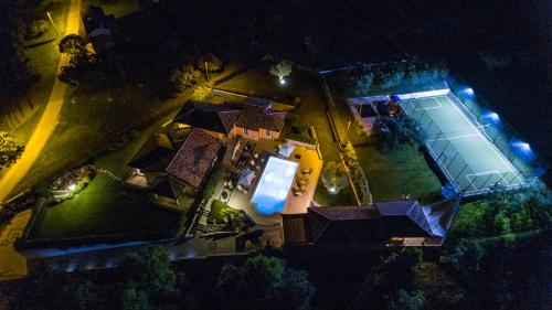 uma vista superior de uma casa com piscina à noite em Villa GioAn - max 18, Private Playground and Sea View em Materada
