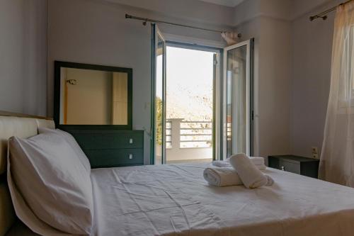 En eller flere senge i et værelse på Tsoutsis Apartments