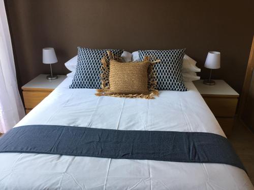 een groot bed met blauwe en witte lakens en kussens bij Cosy One-Bedroom Apartment -StayInAntibes- Le Cosy in Antibes