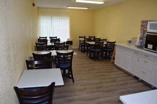 Days Inn by Wyndham Cadillacにあるレストランまたは飲食店