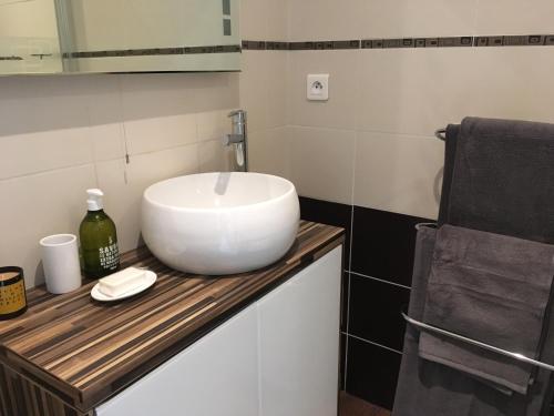 een badkamer met een witte wastafel op een aanrecht bij Cosy One-Bedroom Apartment -StayInAntibes- Le Cosy in Antibes