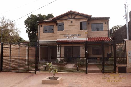 a building with a gate in front of it at Casa Boutique Bèla Sofía in Asuncion