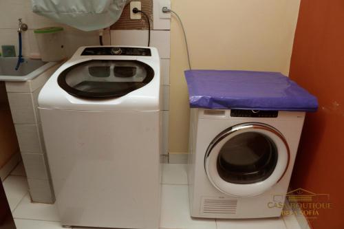a washing machine and a washer in a bathroom at Casa Boutique Bèla Sofía in Asuncion
