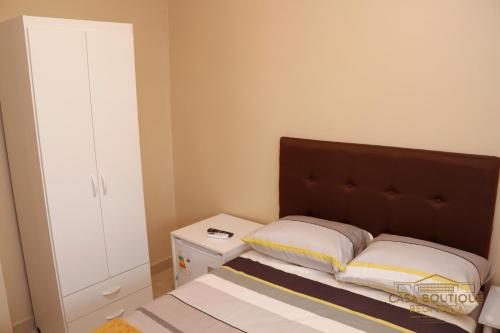 a small bedroom with a bed and a white cabinet at Casa Boutique Bèla Sofía in Asuncion