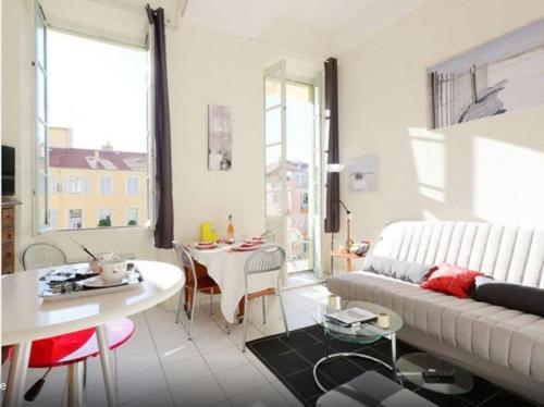 un salon avec un canapé et une table dans l'établissement Aida - rue Bosio, à Nice