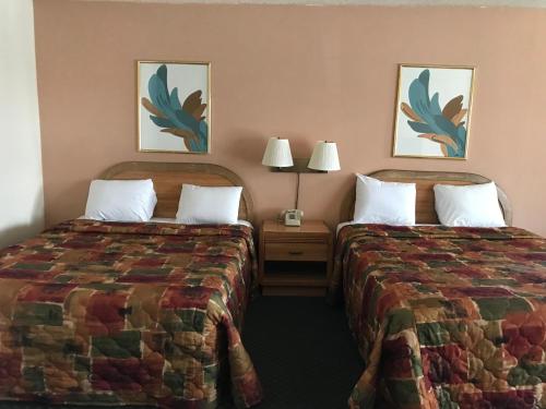 Кровать или кровати в номере Economy Inn Barstow