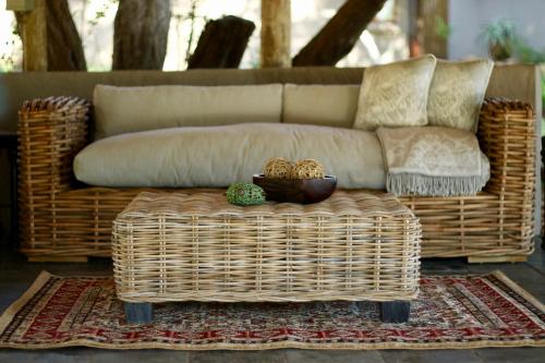 Ruang duduk di Ivory Wilderness River Rock Lodge