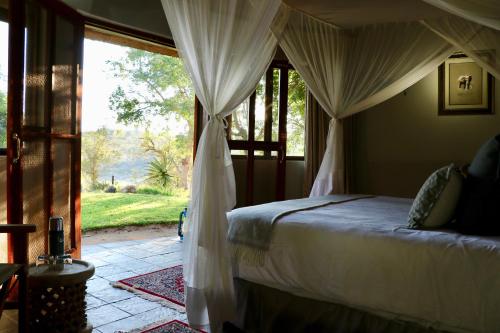 Katil atau katil-katil dalam bilik di Ivory Wilderness River Rock Lodge
