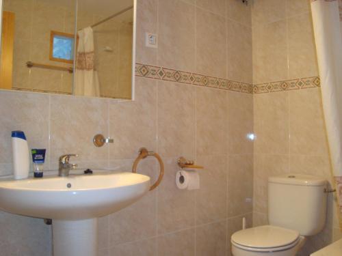A bathroom at Apartamentos Saila