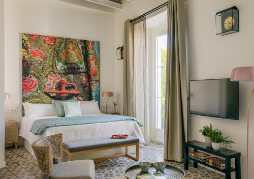 - une chambre avec un lit et une grande peinture murale dans l'établissement Santa Paula Pool & Luxury, à Séville