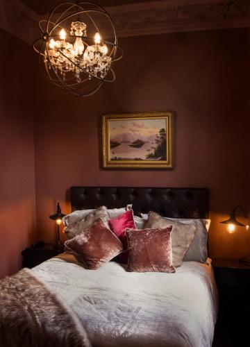 Ένα ή περισσότερα κρεβάτια σε δωμάτιο στο The Royal Hotel Featherston - Boutique Hotel