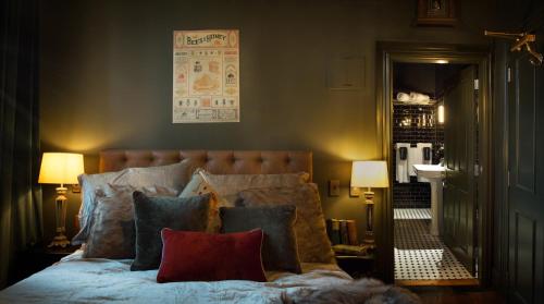 Ένα ή περισσότερα κρεβάτια σε δωμάτιο στο The Royal Hotel Featherston - Boutique Hotel
