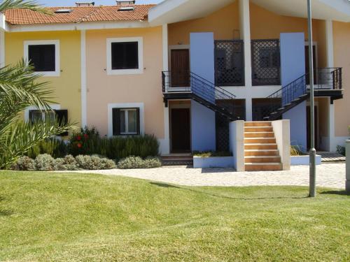 a house with a lawn in front of it at Aldeamento Turistico Casas da Comporta in Comporta