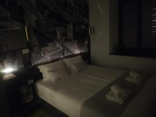 sypialnia z łóżkiem w ciemnym pokoju w obiekcie Camera al Porto Antico w mieście Piran