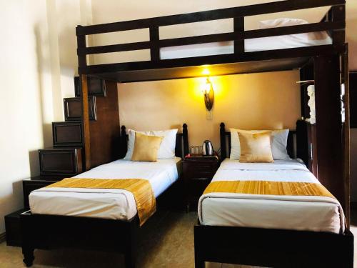 Tempat tidur dalam kamar di My Vigan Home Hotel