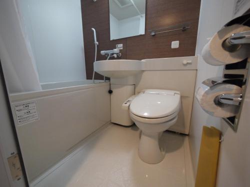 ein kleines Bad mit WC und Waschbecken in der Unterkunft Hotel Route-Inn Yahaba in Yahaba