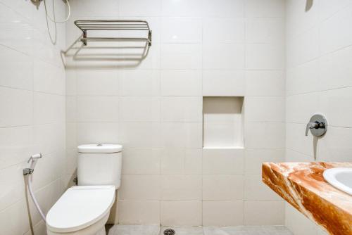 łazienka z toaletą i umywalką w obiekcie RedDoorz near Ciputra World 3 w mieście Surabaja