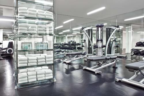 
The fitness centre and/or fitness facilities at Andaz 5th Avenue-a concept by Hyatt
