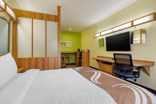 Μια τηλεόραση ή/και κέντρο ψυχαγωγίας στο Quality Inn & Suites Lehigh Acres Fort Myers