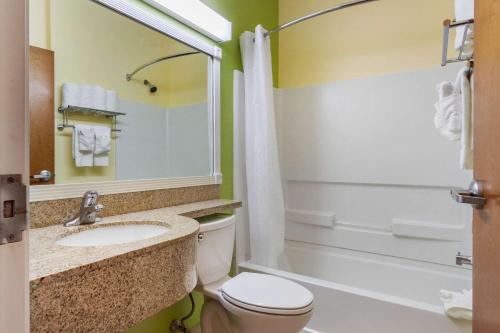 A bathroom at Quality Inn & Suites Lehigh Acres Fort Myers
