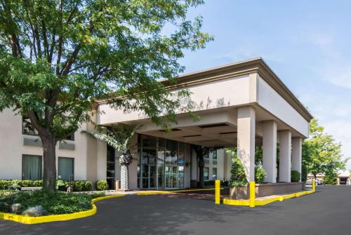 una representación del frente de un edificio en Plaza Inn & Suites, en Hagerstown