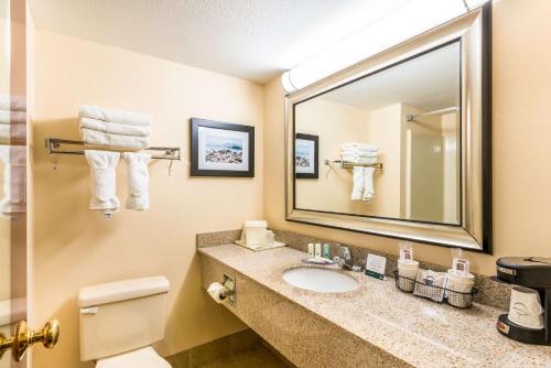 Phòng tắm tại Quality Inn Huntersville near Lake Norman