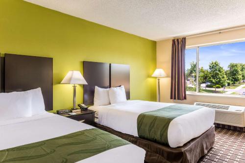Giường trong phòng chung tại Quality Inn Huntersville near Lake Norman