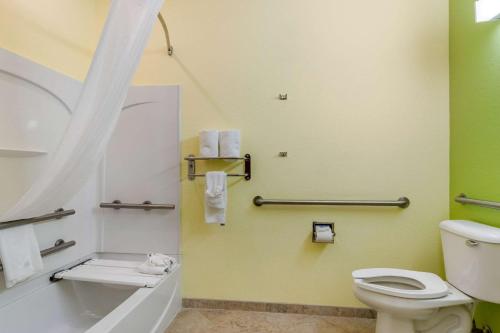 Ένα μπάνιο στο Quality Inn & Suites Lehigh Acres Fort Myers