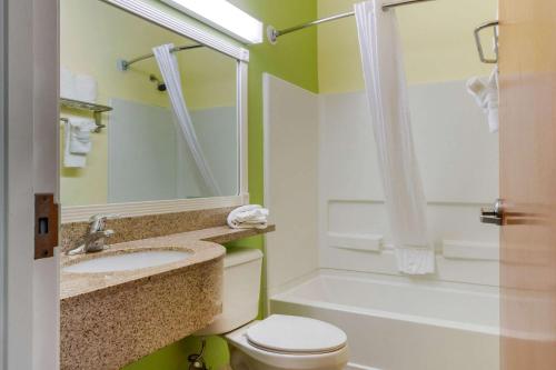 Ένα μπάνιο στο Quality Inn & Suites Lehigh Acres Fort Myers