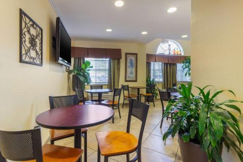 Μια τηλεόραση ή/και κέντρο ψυχαγωγίας στο Quality Inn & Suites Lehigh Acres Fort Myers