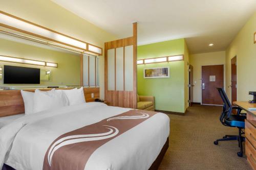 Μια τηλεόραση ή/και κέντρο ψυχαγωγίας στο Quality Inn & Suites Lehigh Acres Fort Myers