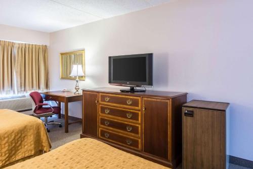 Una televisión o centro de entretenimiento en Plaza Inn & Suites