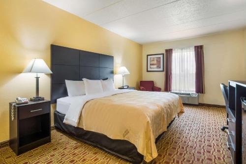 Кровать или кровати в номере Quality Inn & Suites