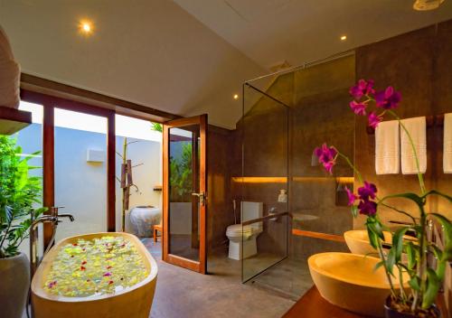 Koupelna v ubytování Sakmut Boutique Hotel