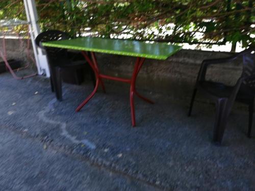 een groene en rode tafel en een zwarte stoel bij Aleksandar in Sutomore