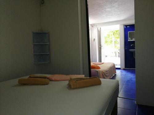 een slaapkamer met een bed met twee handdoeken erop bij Aleksandar in Sutomore